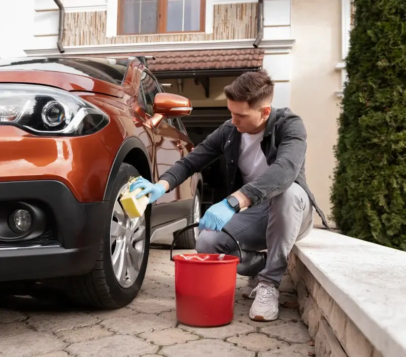 Lavage auto à domicile Rabouillet : professionnel intervenant sur un véhicule